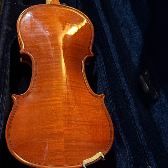 Elegant Brown Violin with Case - Picture 8 of 14
